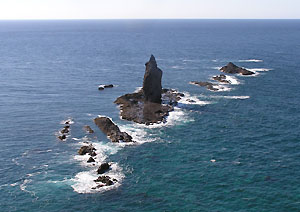 神威岬先端から眼下に見る神威岩